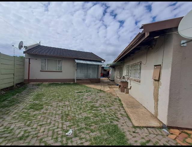 15 BEDROOM COMPLEX FOR SALE IN ILLIONDALE